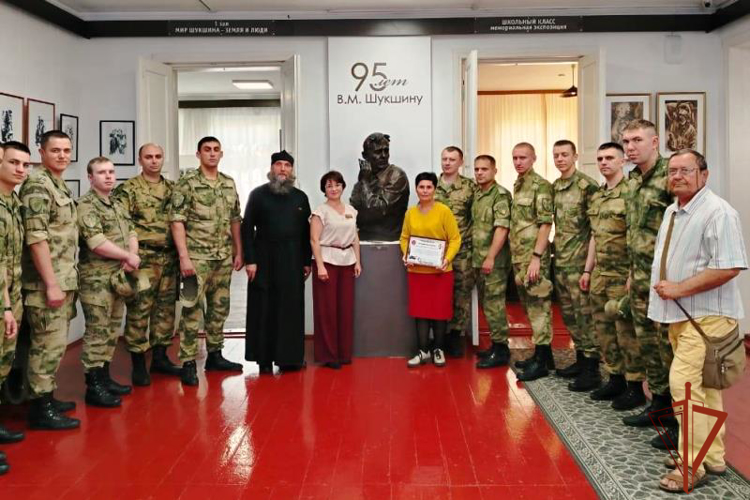 25 июля росгвардейцы Алтайского края вспоминают своего земляка писателя Василия Шукшина