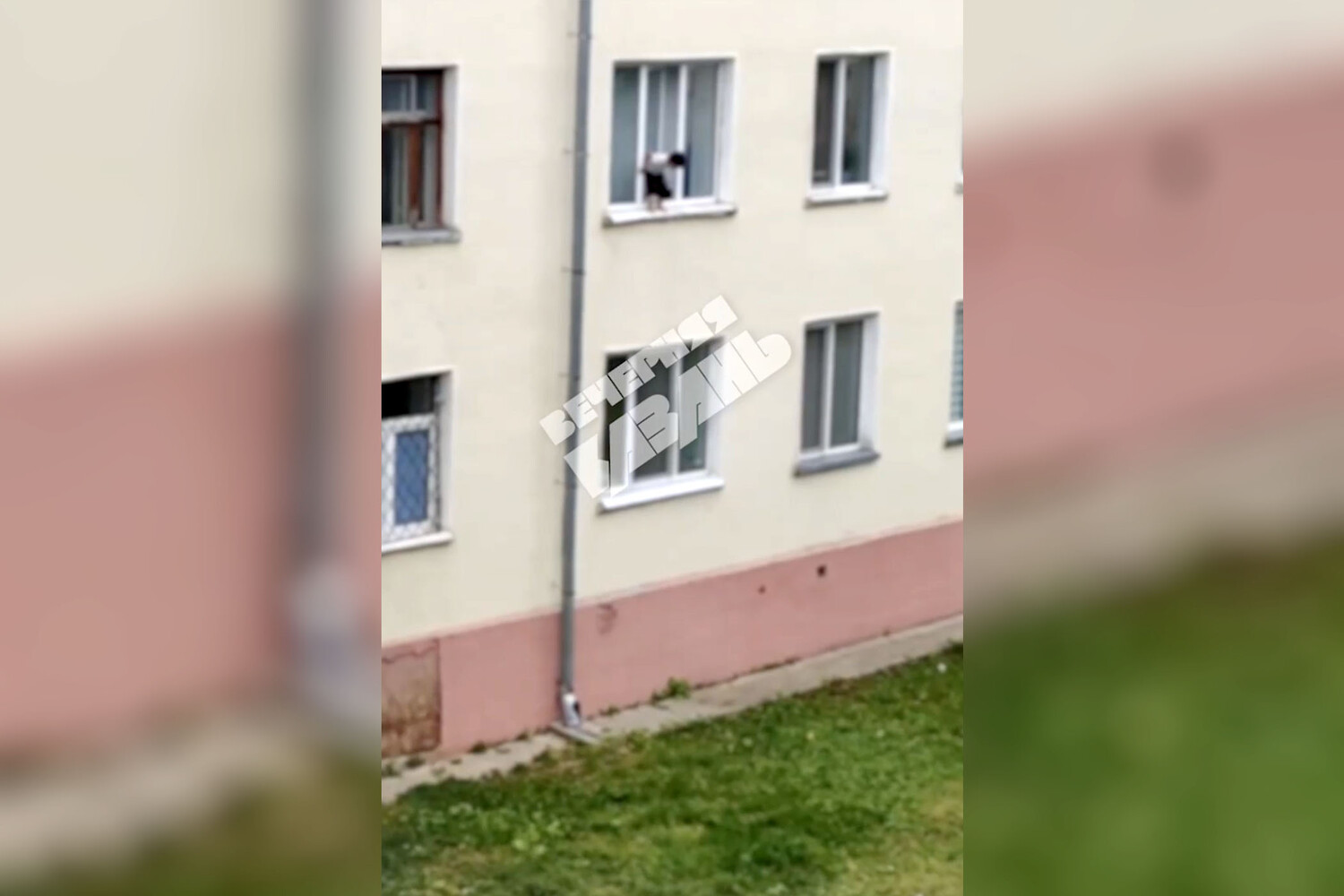 ребенок на карнизе окна