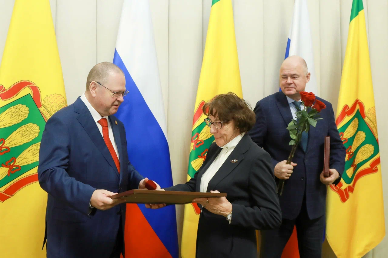 В Пензе в День Конституции РФ работникам культуры вручили почетные награды