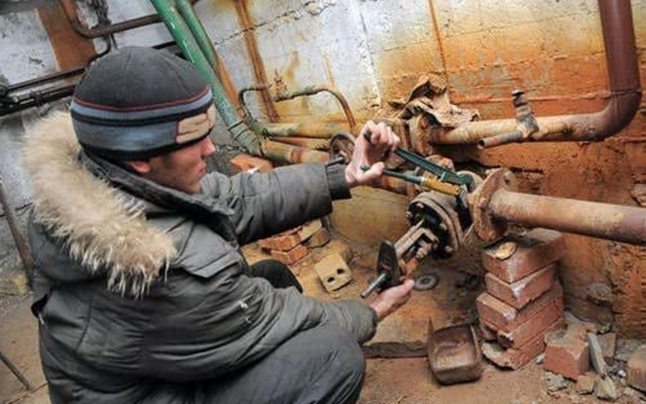 Подвал многоэтажки. Из подвала. Подвал слесаря. Замок слесарей в подвал. Подвал слесаря.