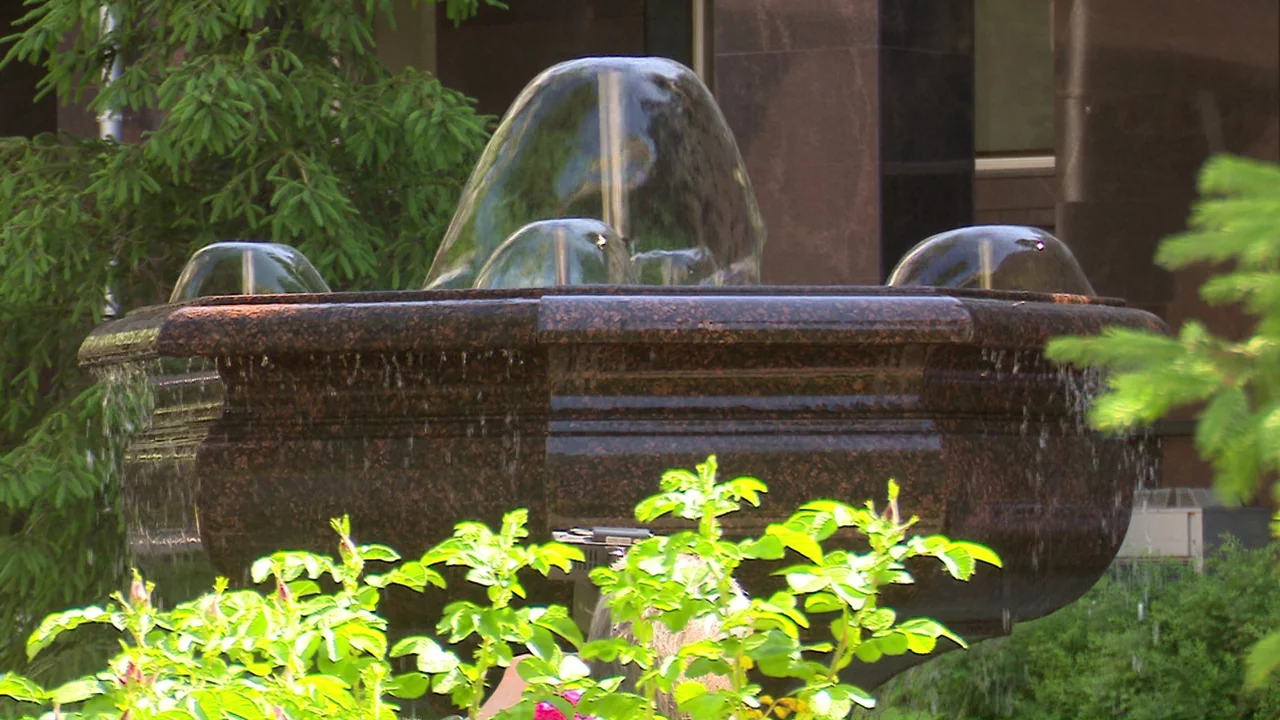 Зеленый сад с фонтаном: что скрывается во дворе Заксобрания Челябинской области 