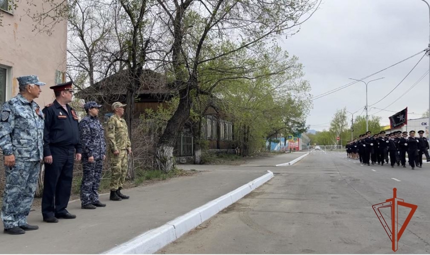 Ветерану подразделения Росгвардии в Туве организовали концерт под окнами в преддверии Дня Победы