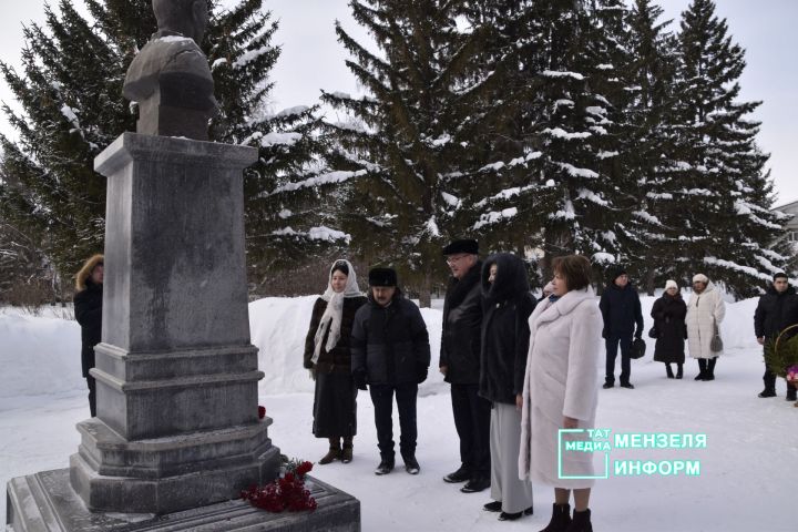 Памятный визит в Мензелинске: возложение цветов к бюсту героя
