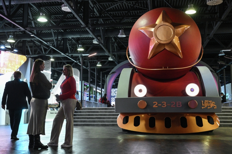 Гендиректор АО «Российский экспортный центр» Вероника Никишина отметила, что в 2024 году каждый пятый экспортируемый в мире полувагон — из России, а доля страны с 2020-го по 2024-й удвоилась: каждый 10-й пассажирский вагон также из России