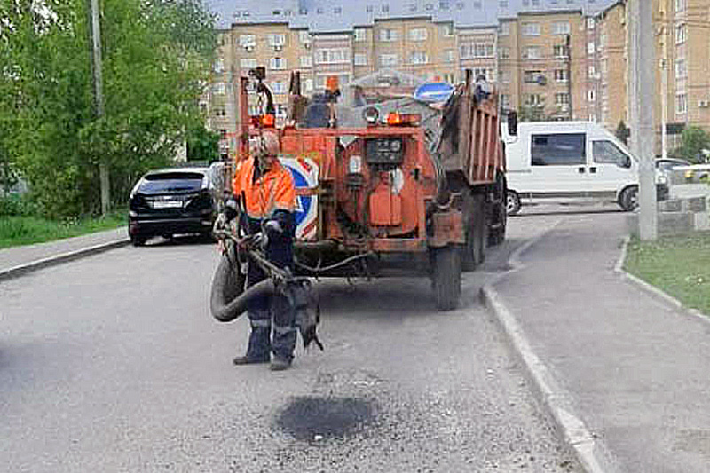 Во Владимире продолжают латать разбитые дороги