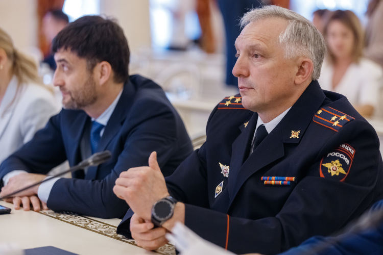 В Казани Закирову удалось отработать без провалов, но и обойти ключевую проблему МВД — некомплект — не удалось. В феврале на сессии Казгордумы он заявил, что городскому управлению не хватает 1 тыс. полицейских