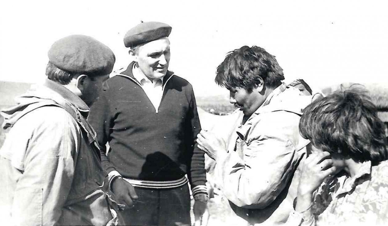 Владимир Шейко, Петр Омрынто и академик Василий Забродин в Канчаланской тундре, 1989 год. Поиск методов борьбы с бруцеллезом из личного архива Владимира Шейко