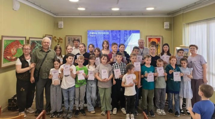 Юные экскурсоводы Артёма, получившие специальные сертификаты Национального центра России и руководители секций Артёмовского отделения ПКО РГО-ОИАК (слева направо Татьяна Башурова, Валентин Ковальчук и Виталий Никитин)