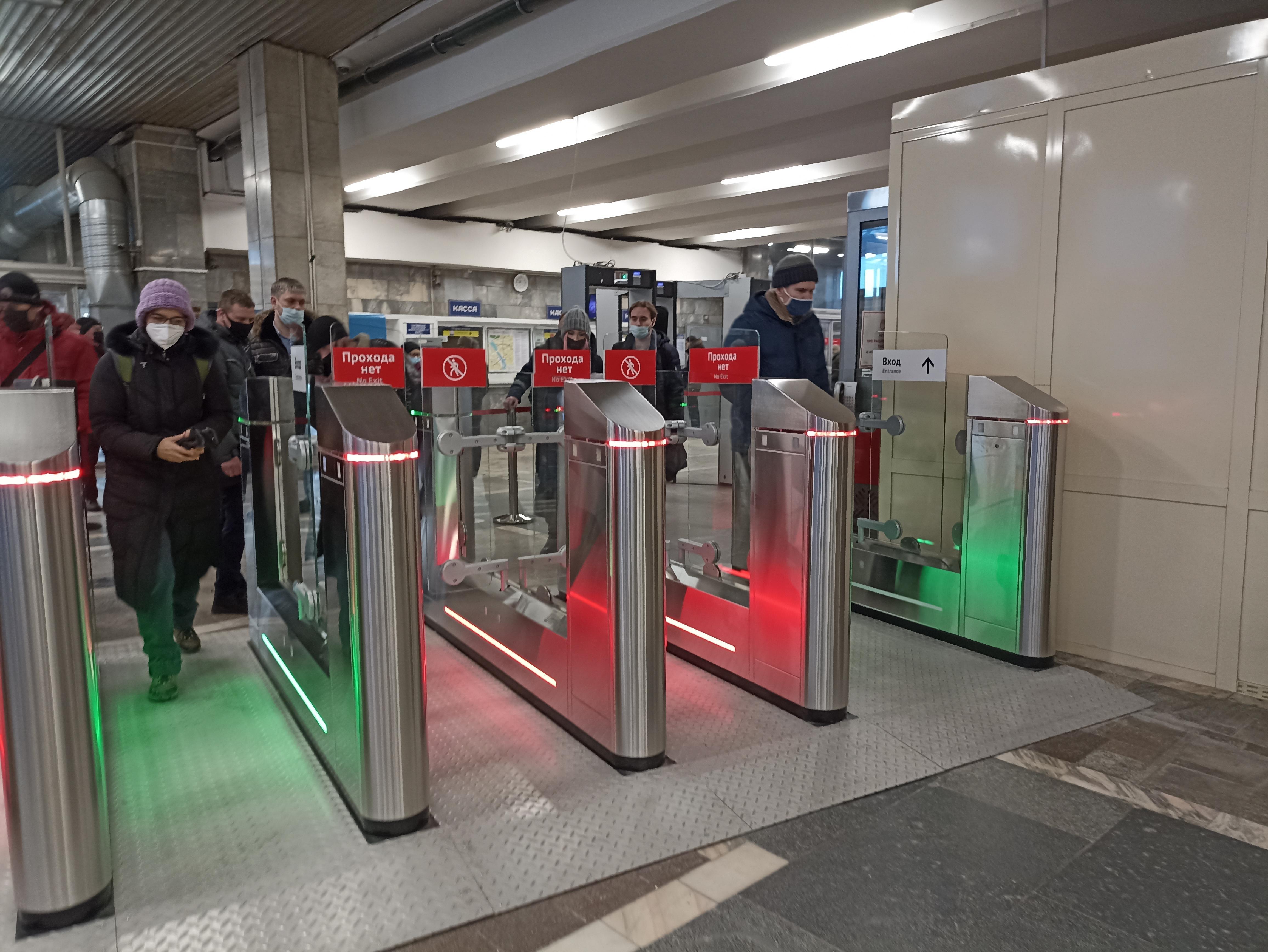 Турникет новосибирск. Метро Речной вокзал Новосибирск турникеты. Турникеты в метро 2022. Турникеты Московского метро 2000. Турникеты на речном вокзале Новосибирск.