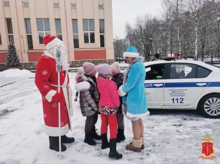 Полицейские Деды Морозы поздравили детей из четырех районов Петербурга