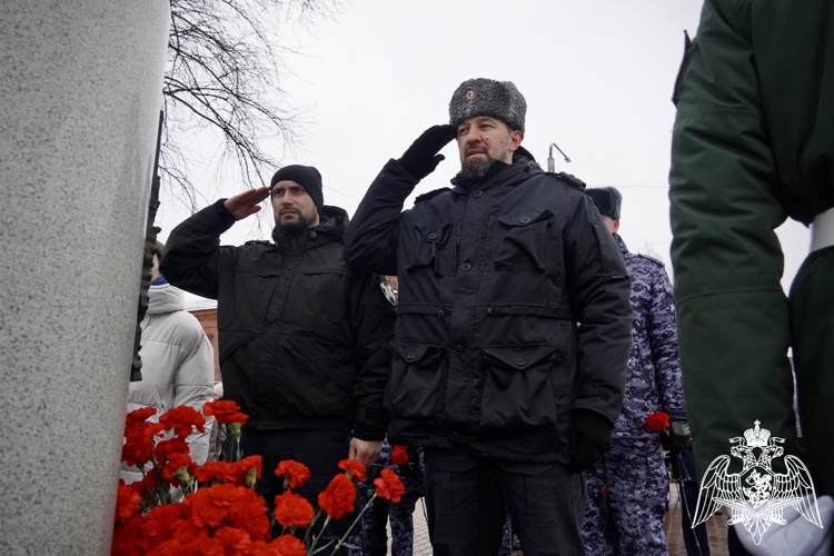 Представители Росгвардии почтили память Героев Отечества в Костроме