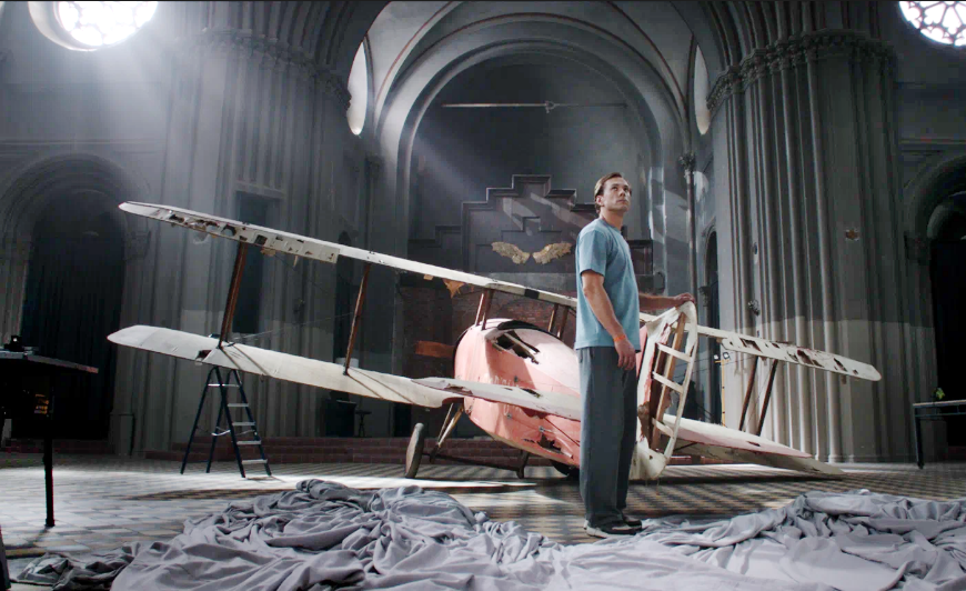 Кому даруется полёт. На экраны кинотеатров вышел фильм «Авиатор» | Стоп-кадр из фильма «Авиатор»