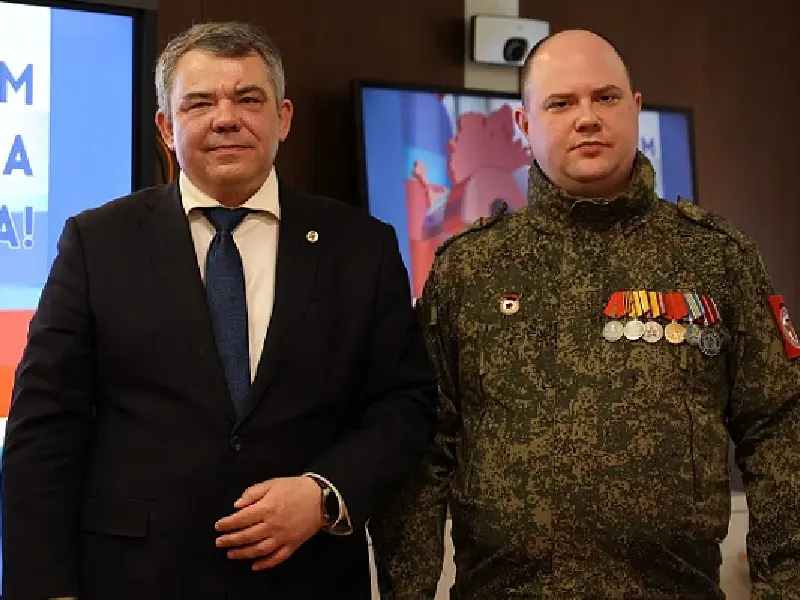 Торжественное мероприятие, посвященное Дню защитника Отечества, прошло накануне праздника в Новосибирском государственном университете. Сотрудников вуза, проходивших службу в армии и участвовавших в спецоперации, поздравили ректор и деканы.