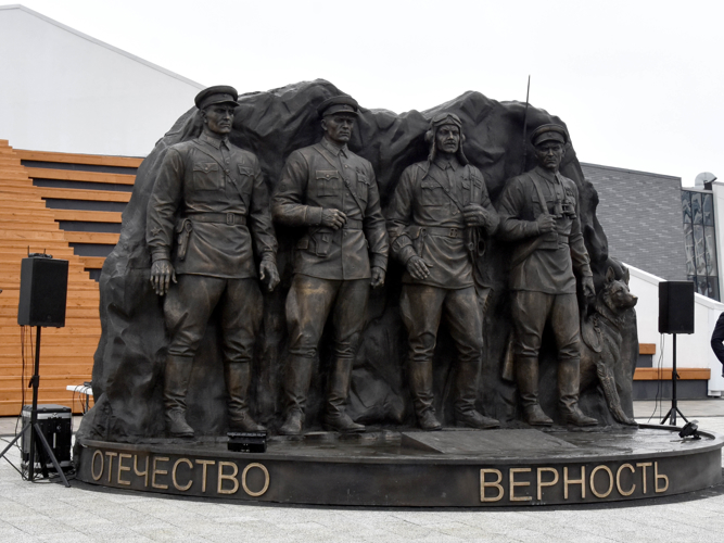 Росгвардейцы приняли участие в открытии нового сквера «Щит и Меч» в Южно-Сахалинске 