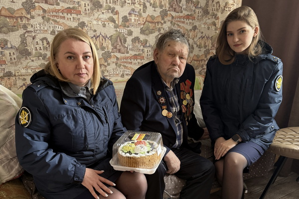 Сотрудники уголовно-исполнительной инспекции ГУФСИН России по Красноярскому краю встретились с ветераном Великой Отечественной войны Александром Петровичем Рудновым