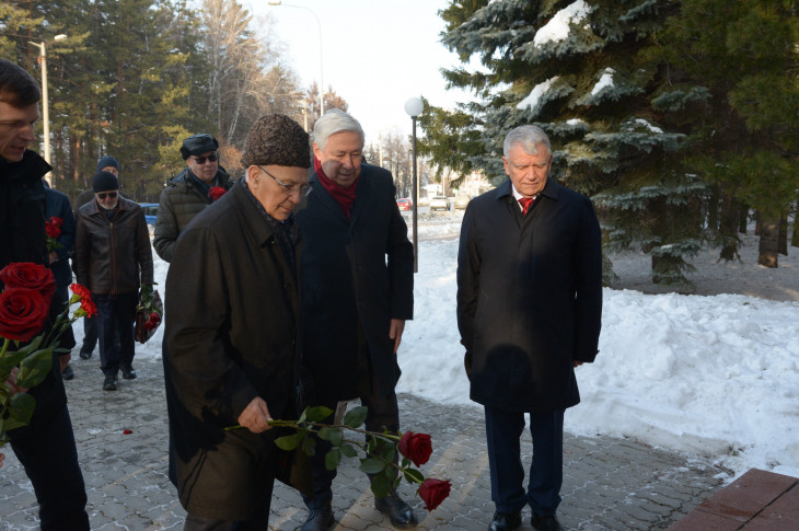 Академики Василий Фомин, Дмитрий Маркович и Валентин Пармон возлагают цветы к памятнику академику Михаилу Лаврентьеву