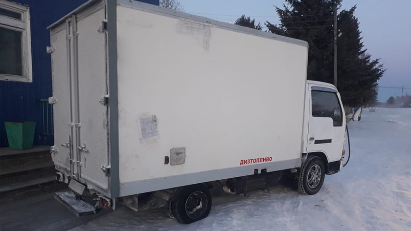 Замерзающую семью в машине с пробитыми колесами спасли на севере Приамурья