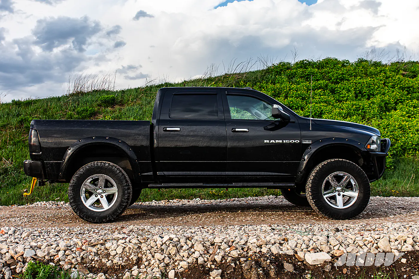Очень крутой рейнджер: возвышаемся над потоком на Dodge Ram V8
