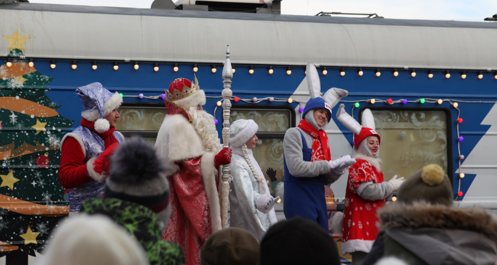 новогодний поезд. великий устюг главная елка. поезд деда мороза. поезд деда мороза. дед мороз в великом устюге.