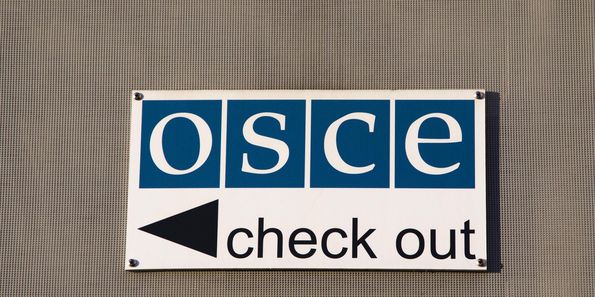 Табличка с надписью OSCE Check out - ИноСМИ, 1920, 06.12.2024