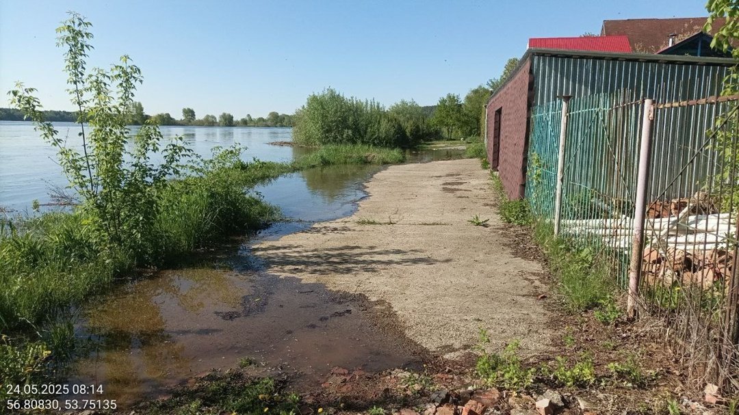 Участок дороги подтопило в Удмуртии из-за подъёма уровня воды в Каме