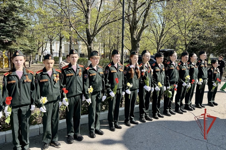 Ульяновские росгвардейцы и воспитанники «Гвардейской смены» почтили память жителей Железнодорожного района, погибших в годы Великой Отечественной войны