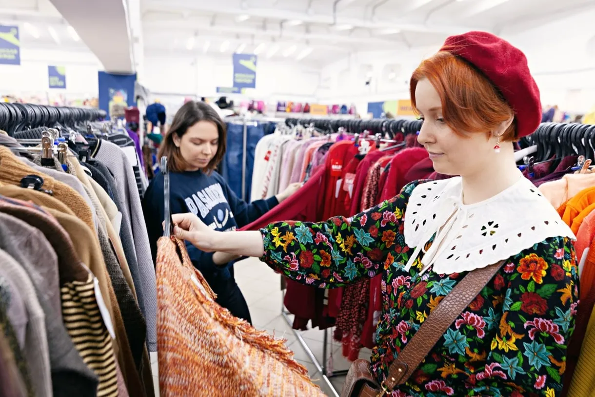 Дубай молл детские магазины. Платье на вешалке. Мола одежды. Магазины женской одежды в дубае. Магазин одежды cloth.