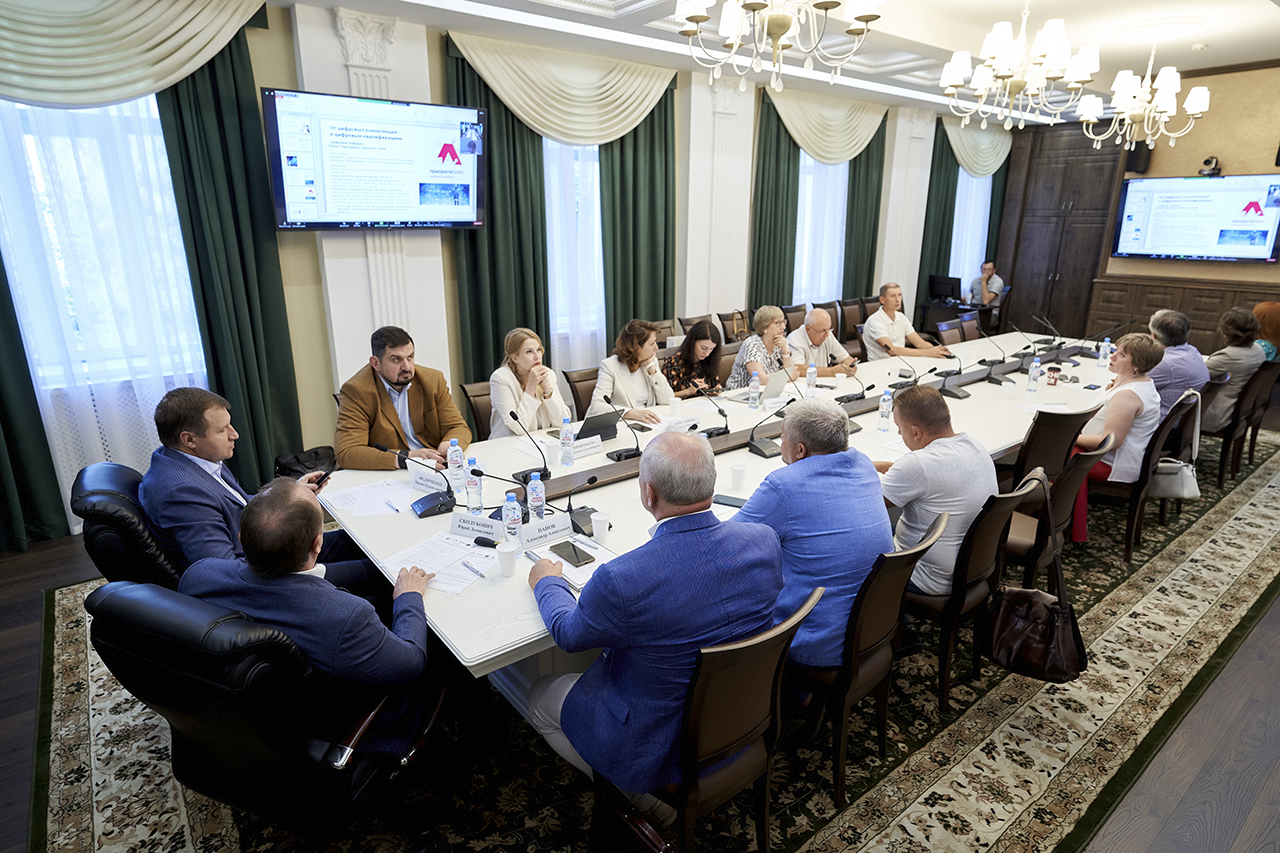 В Новосибирске обсудили внедрение ТИМ через систему образования и независимую оценку квалификации