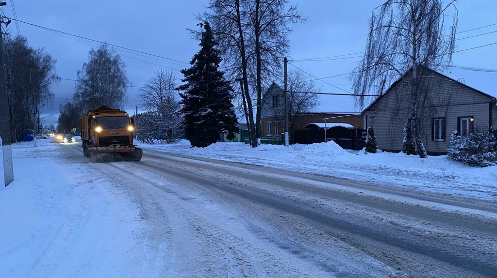В Брянской области все силы бросили на расчистку населенных пунктов от снега