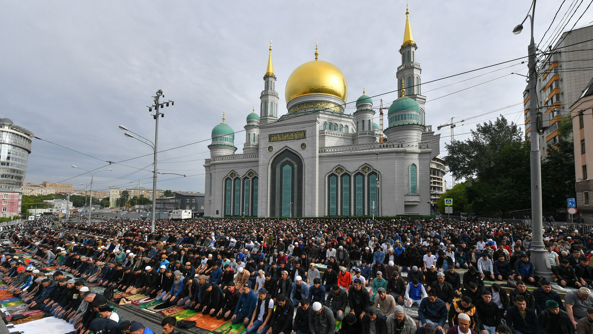 Закрыли мечеть в москве. Муфтия в мечети. Молящиеся у соборной мечети в москве. Курбан байрам в москве в 2022 году соборная мечеть. Московская соборная мечеть внутри.