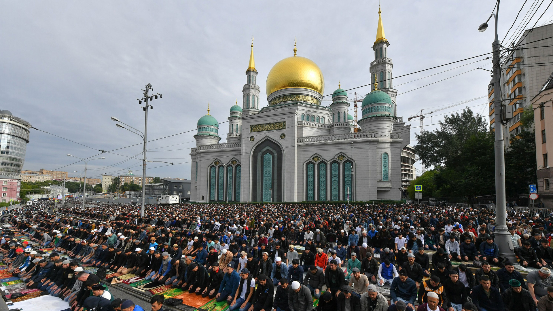 Сегодня в мечети на проспекте. Курбан байрам Московская Соборная мечеть. Курбан байрам мечеть в Москве. Имам Соборной мечети в Москве.