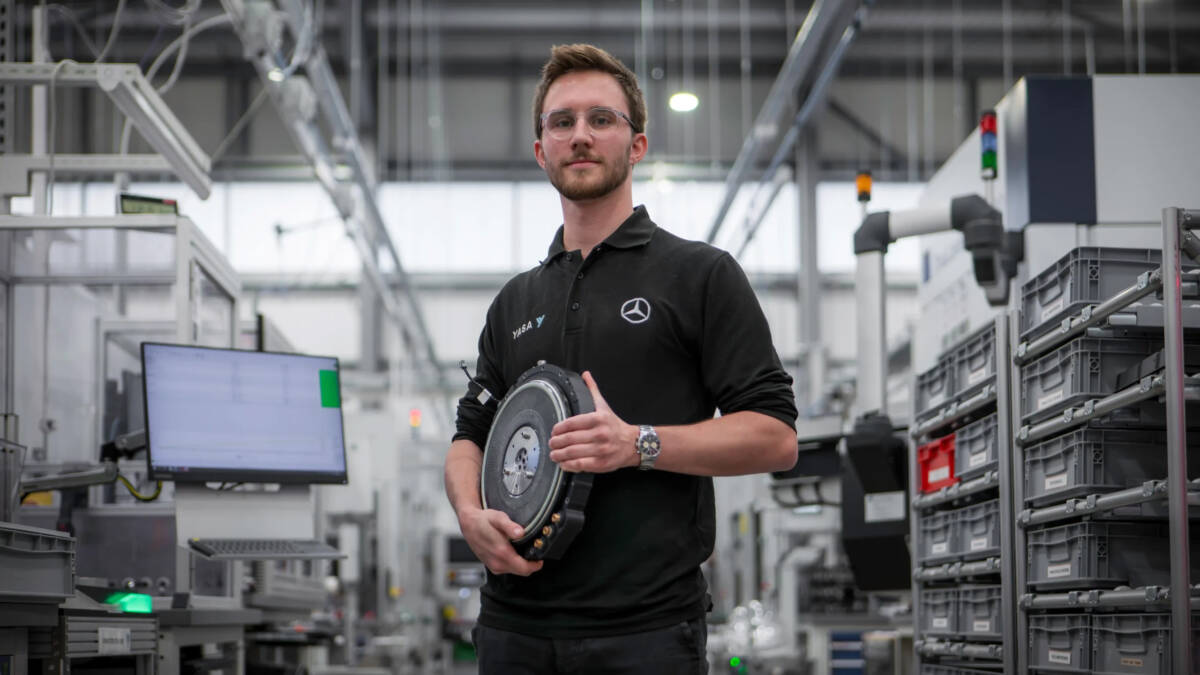 5 yasa rd engineer eddie martin holds new 12.7kg prototype motor 1 scaled copy large