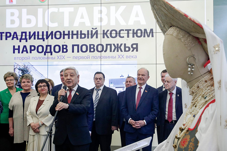 Перед открытием Мухаметшин успел тепло пообщаться и с депутатами от РТ, и отдельно с Зюгановым, а во время официальной части признался, что гости из Татарстана находятся в Госдуме с большой радостью и миссией