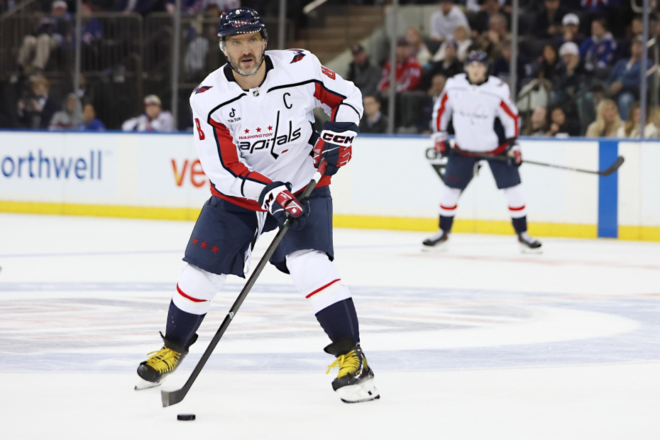 Александр Овечкин из «Вашингтон Кэпиталз» готовится отдать пас в третьем периоде матча НХЛ против «Нью-Йорк Рейнджерс»
