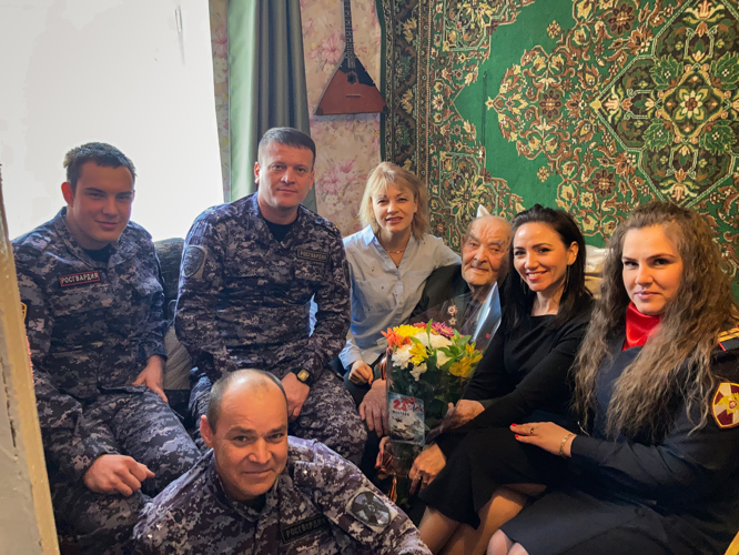 Росгвардейцы на Ставрополье поздравили ветерана Великой Отечественной войны с Днем защитника Отечества