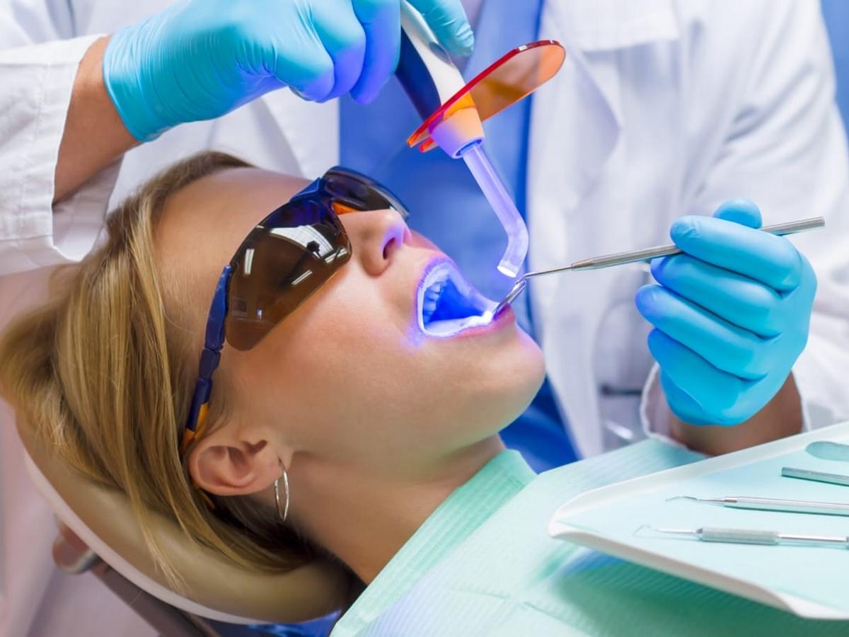 Лечение стоматологических заболеваний. Терапевтическая стоматология. Стоматологическая терапия. Зубы стоматолог. Чистка зубов у стоматолога.