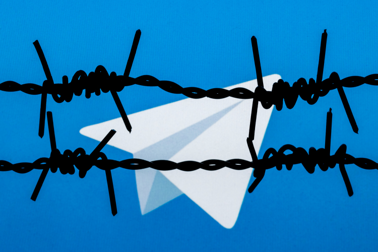 Российские операторы связи получили распоряжение блокировать СМС и голосовые звонки с кодами авторизации от подрядчиков «Телеграма» и WhatsApp*