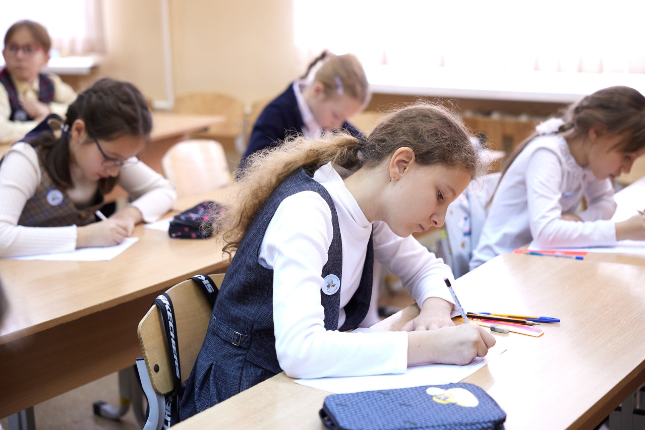 В школе 100 учеников. Школьники. Школьники около ЦУМА. Учитель года 2023 Южно-Сахалинск. Конкурс интеллектуалов