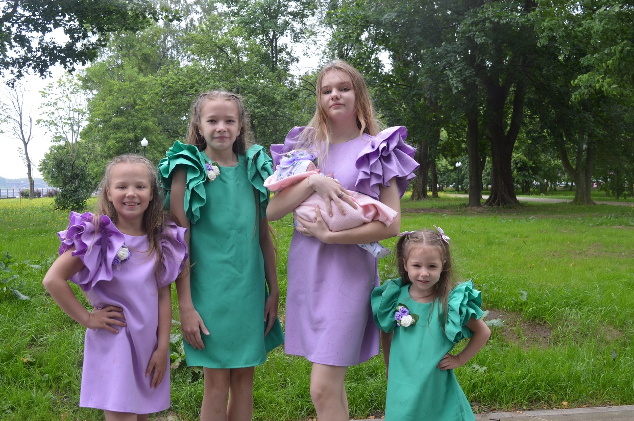 Close-Knit Family. А Варя какая принцесса. Five daughters