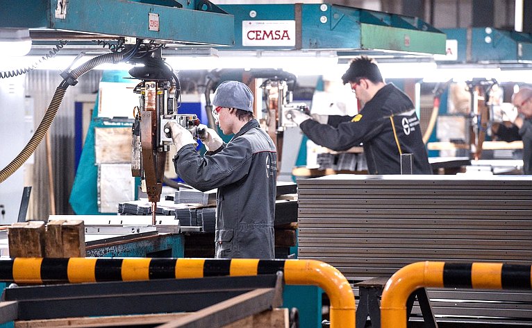 Сенаторы ознакомились с предприятием по производству лифтового оборудования акционерного общества «Щербинский лифтостроительный завод»