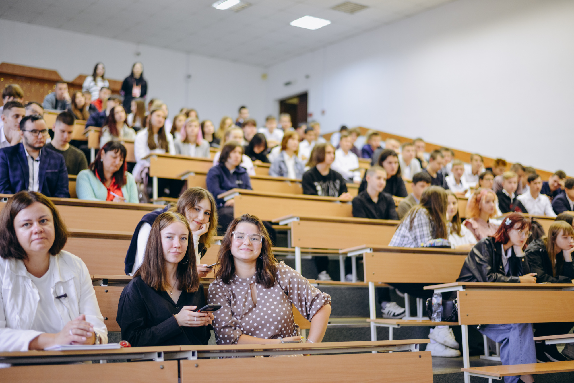 тысячью студентами