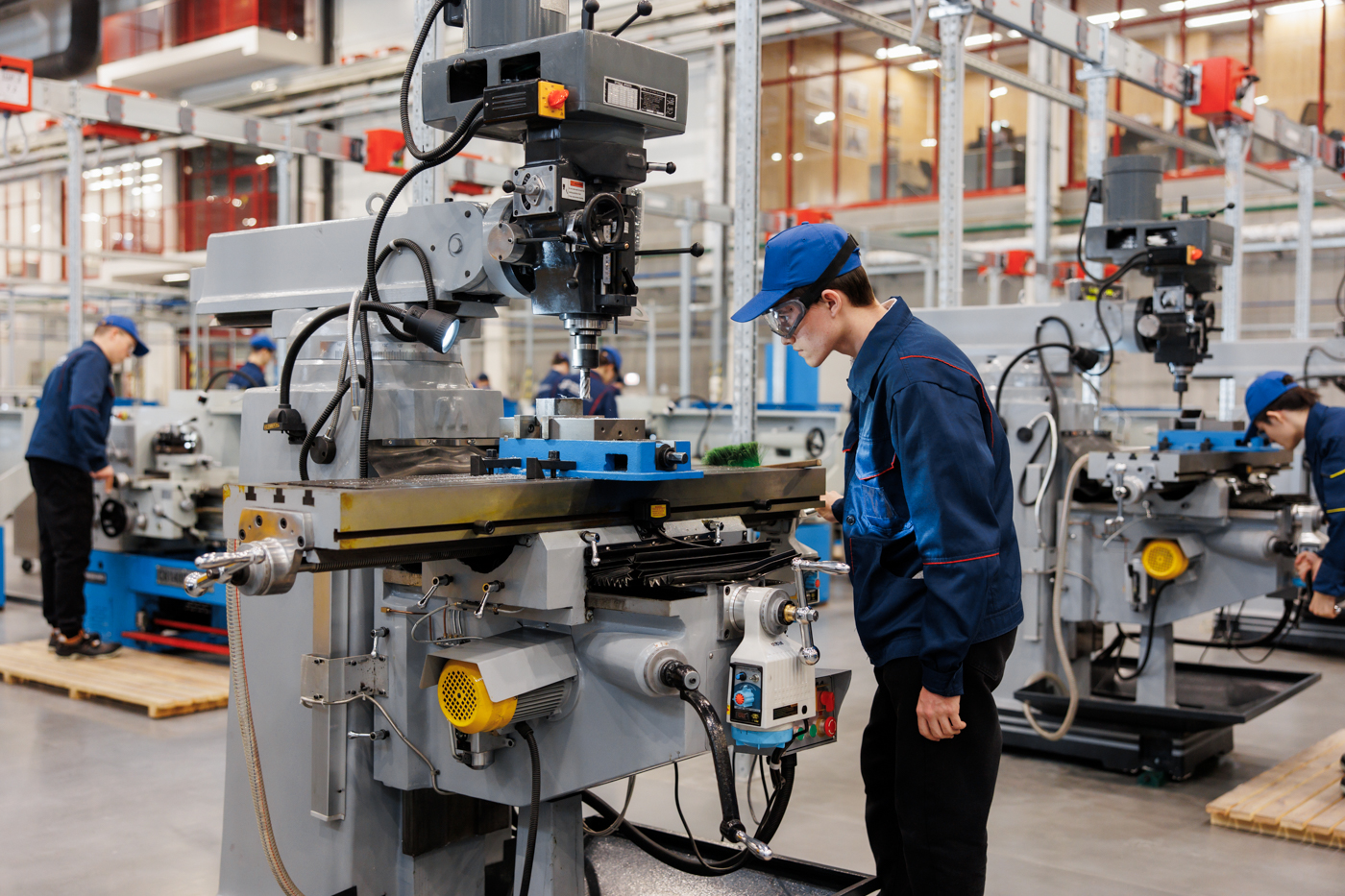 Производственно-учебный центр КВЗ обучил более 300 человек в рамках нацпроекта «Кадры»