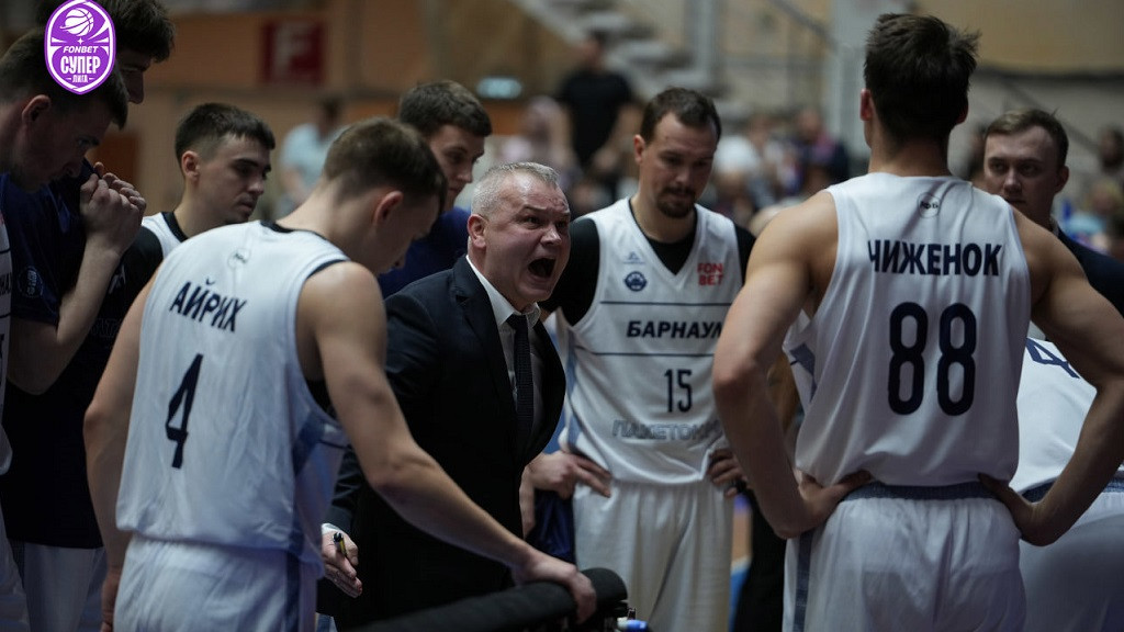Фото: РФБ / Александр Герасимов высказывает свои замечания во время тайм-аута фото