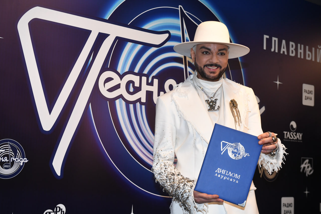 звезды за границей сейчас. российские знаменитости убежавшие за границу. знаменитости россии 2022. малахов голубой огонек 2022. кто из звезд уехал из россии.