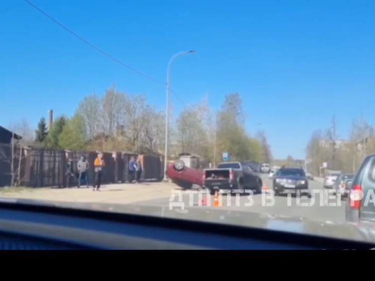 Автомобиль перевернулся на крышу в Петрозаводске
