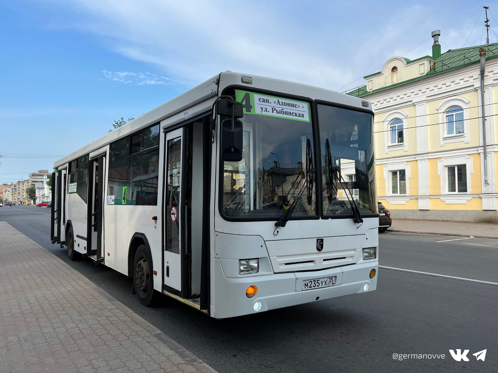 Автобусы в реальном времени череповец. Городской автобус. Новые автобусы. Автобус НЕФАЗ. Большие автобусы.