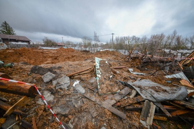 Вид на воронку от упавшего беспилотника со стороны хозяйства Анатолия Ярмонова