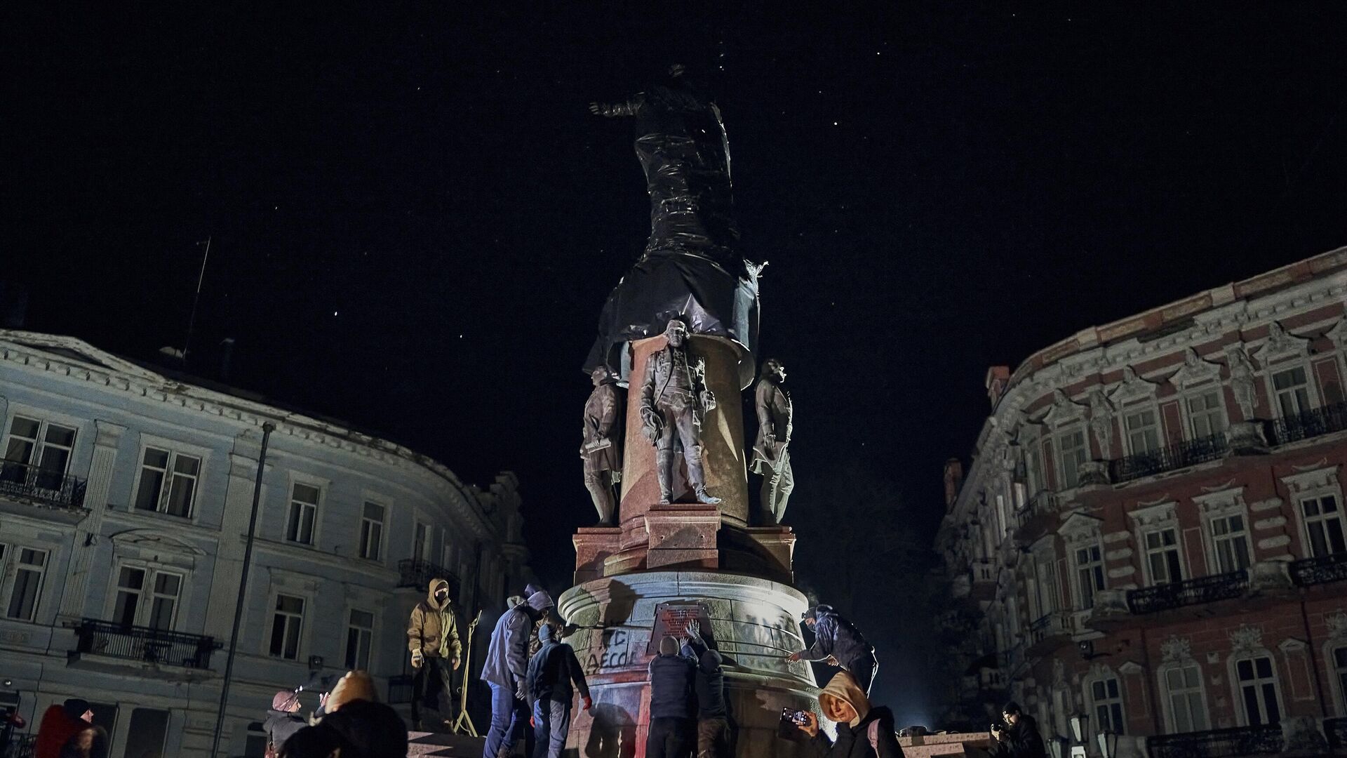 В одессе снесли памятник екатерине. Памятник Екатерине 2 в Одессе снесли. В Одессе сносят памятник Екатерине 2. Памятник Екатерине II В Одессе. Статуя в Украине.