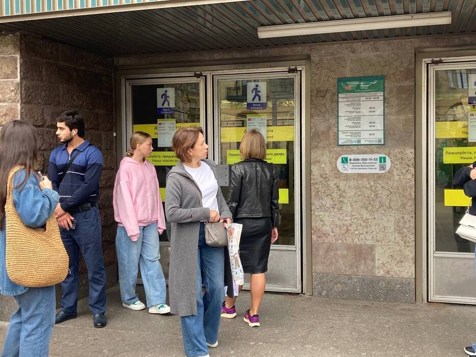 Петербуржцы рано утром столкнулись с закрытыми дверями на «Лесной»