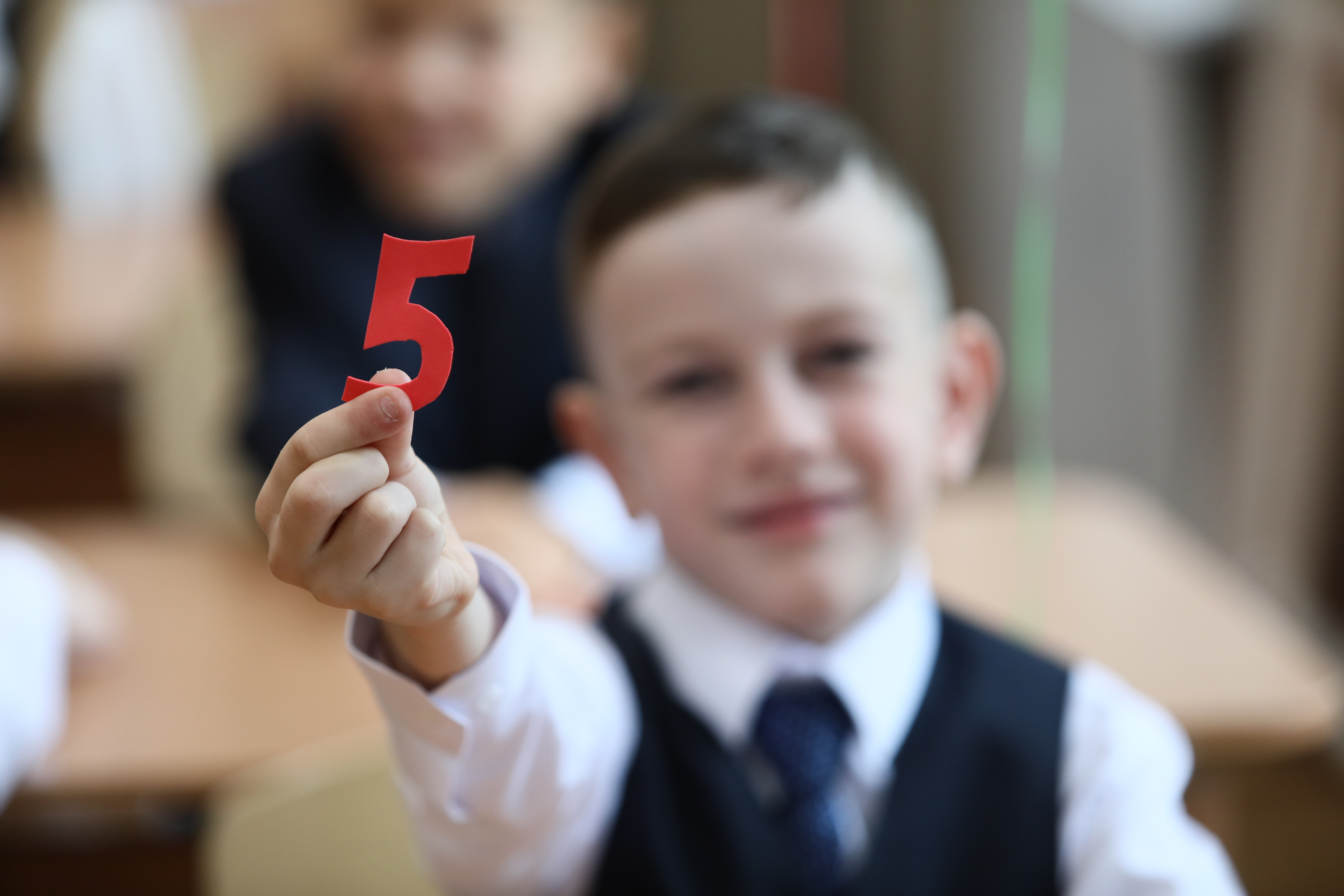 дети за партой. два мальчика школьника. школьники в школе. летняя компьютерная школа (лкш). два школьника записывали.